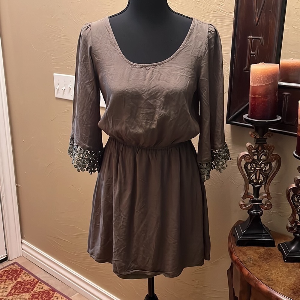 🛍️Army Green Dress with detailed sleeves Size Med